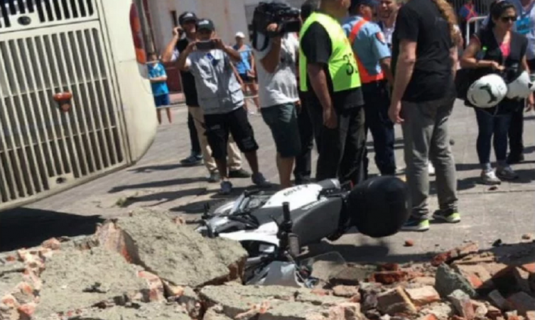 El micro de Unión sufrió un accidente en la llegada al estadio de Belgrano