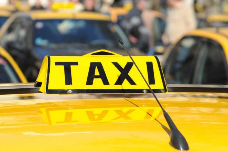 Violento asalto a una mujer taxista 