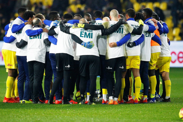 Pararon Nantes-Saint Etienne para homenajear a Emiliano Sala y el técnico local rompió en llanto