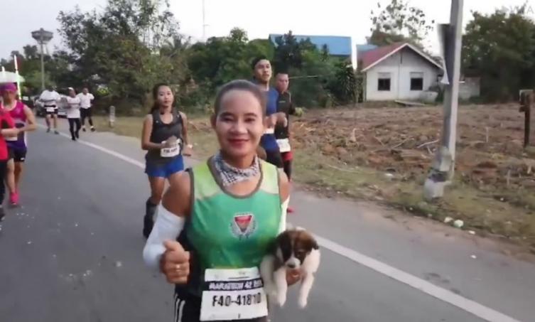 Video: rescató a un perro en pleno maratón y lo llevó 30 kilómetros en los brazos