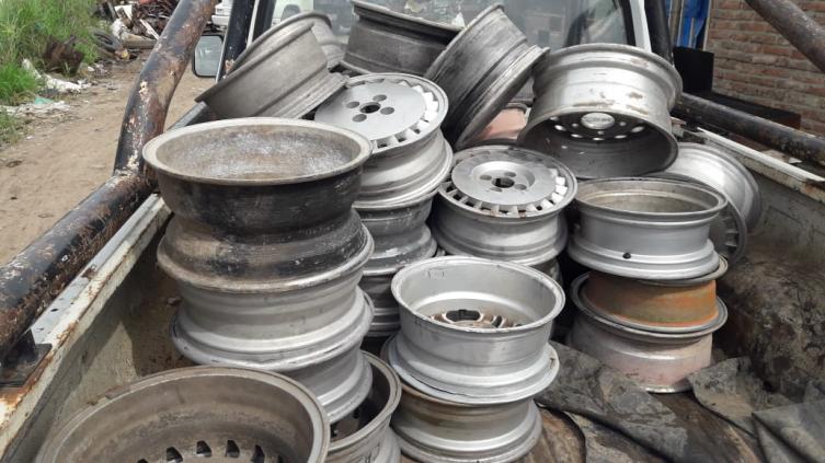 Los detuvieron en un desarmadero y con 40 llantas robadas