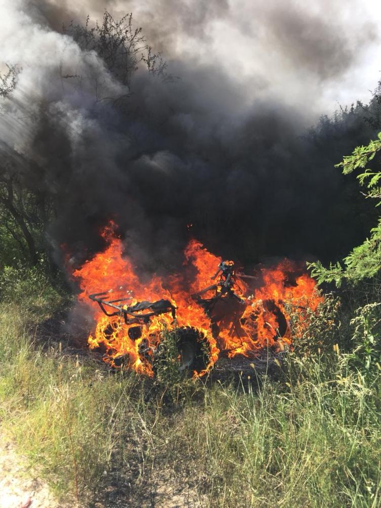Le robaron el cuatriciclo y después se lo prendieron fuego