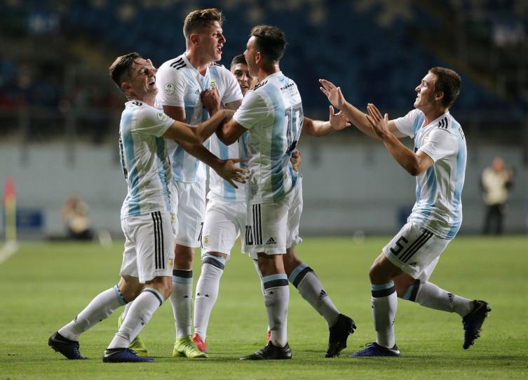 Argentina goleó a Venezuela con un triplete de su goleador y se acomodó arriba