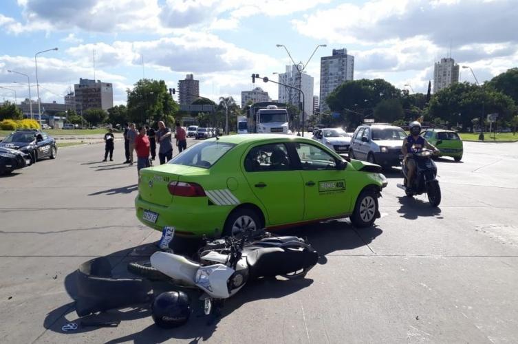 Falleció un motociclista luego de chocar contra un remís frente a la terminal