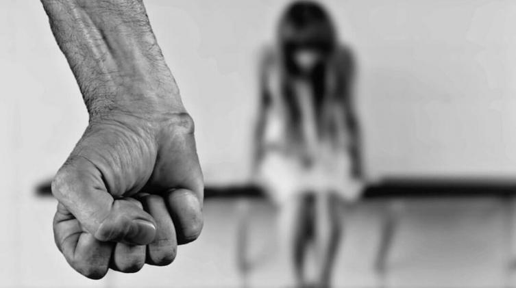 Durante 22 días la secuestro,  la golpeó y abusó de ella