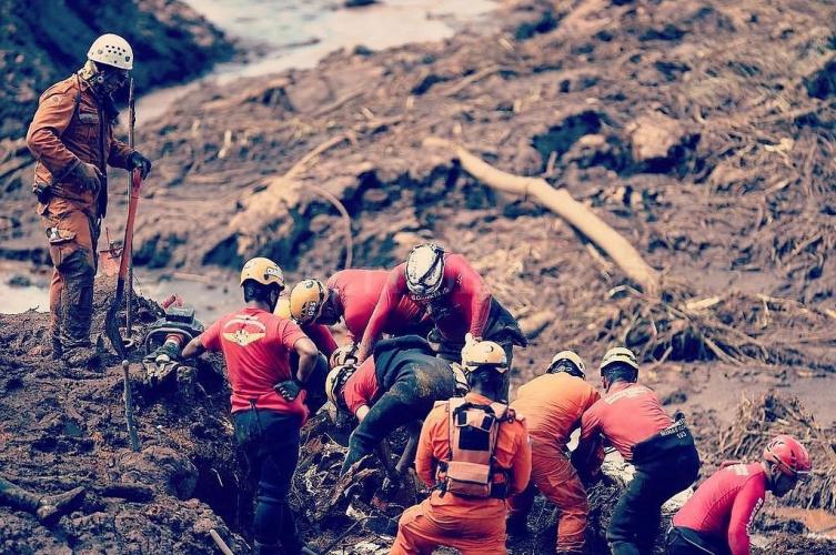 Suben a 150 las muertes por la rotura de la represa en Brasil