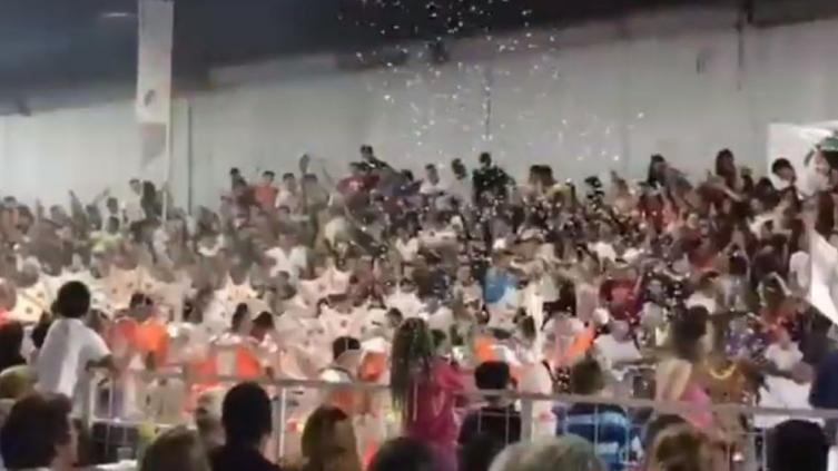 Pánico en un carnaval: se derrumbó una tribuna y hay más de 30 heridos