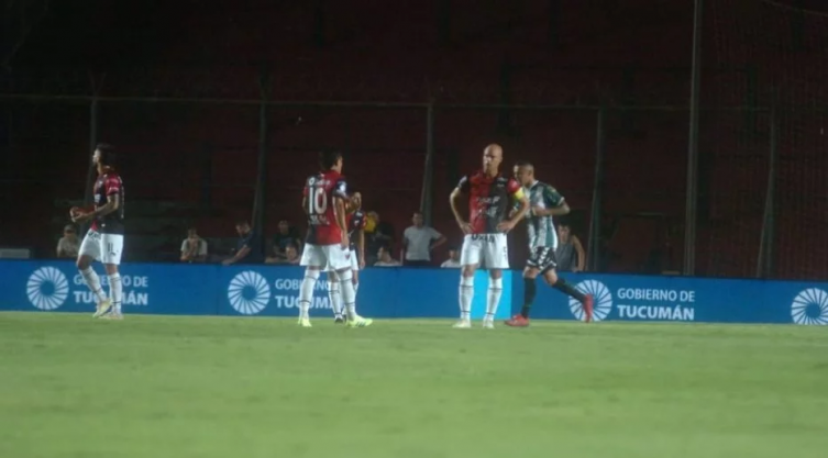 Jugando muy mal, Colón perdió por la mínima diferencia el invicto en el Cementerio