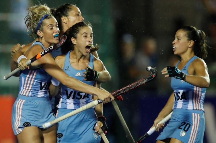 Las Leonas jugaron más de tres horas y ganaron por penales bajo un diluvio