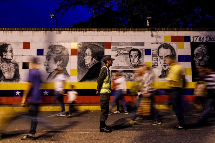 Venezuela: ordenan cerrar los principales pasos fronterizos con Colombia