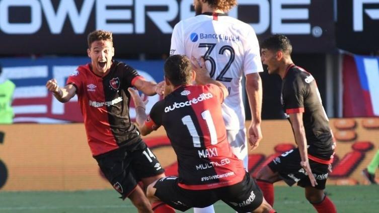 Cambios en Newell ´s: media defensa lesionada y Alexis Rodríguez de 9