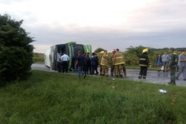 Volcó un colectivo en la autopista Santa Fe - Rosario