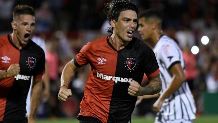 Newell ´s goleó a San Martín con tres penales y las atajadas de Aguerre