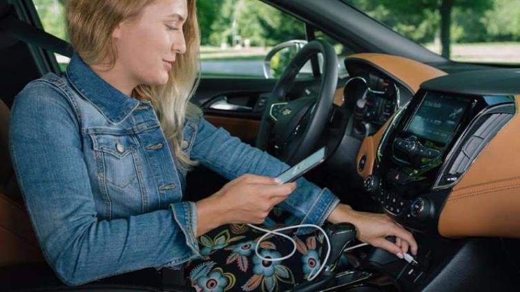 Los peligros de cargar el celular con el USB del auto