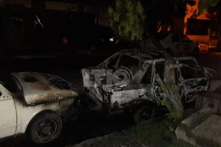 Dos autos incendiados en el puerta de una casa