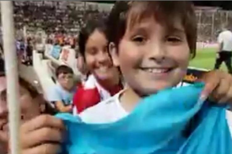 El tierno gesto de Pipa Benedetto con un pequeño hincha tatengue