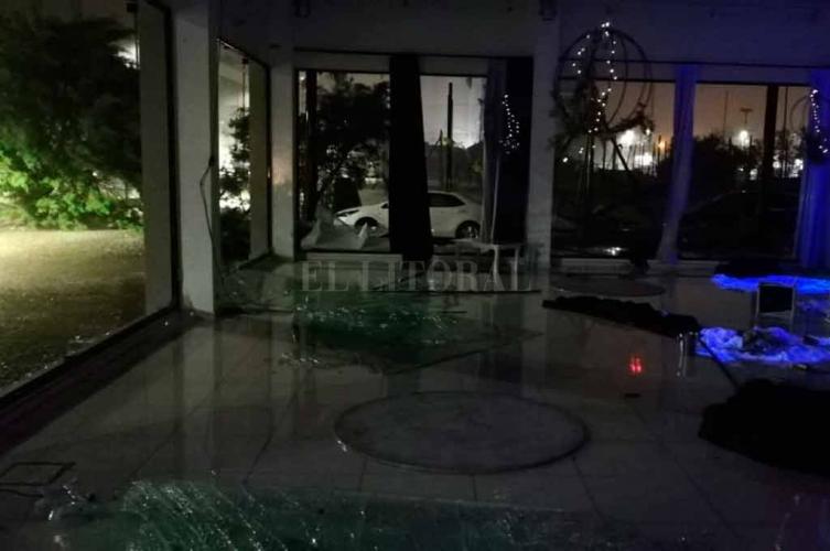 Estallaron los vidrios de los Salones del Puerto en medio de un casamiento