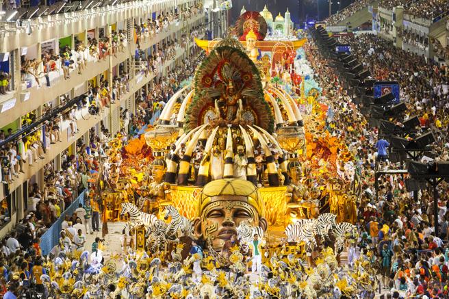 Carnaval: danza, lluvia y sarcasmo contra Bolsonaro en las calles de Río de Janeiro
