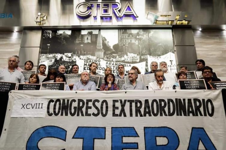 Los docentes marchan en medio del paro