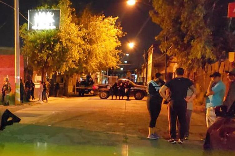 Un grupo comando atacó a tiros un bar y dejó al menos 14 muertos