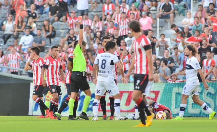 Los árbitros, otra vez en el ojo de la tormenta por sus fallos en la Superliga