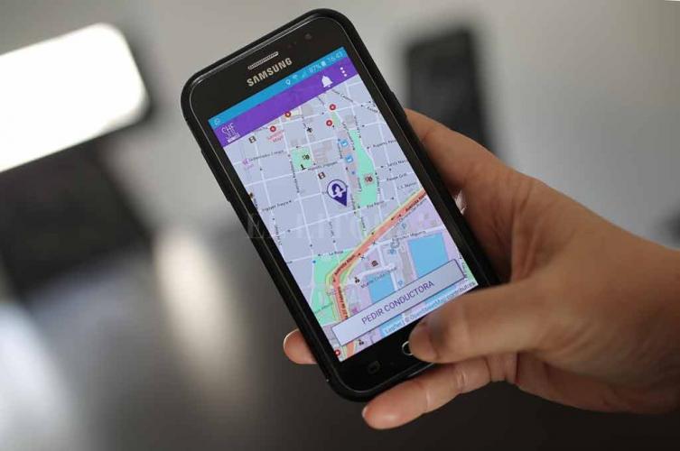 La app para pedir taxi con chofer mujer  