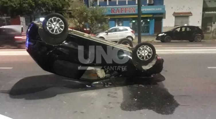 Taxista embistió un auto estacionado y volcó 