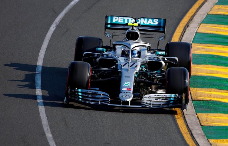 Lewis Hamilton logró la pole con una vuelta récord y largará primero en Australia