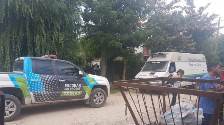 Una mujer fue violada delante de sus tres hijos por un vecino que entró a robar a su casa