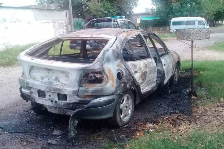 Una mujer quedó detenida acusada de quemar un auto 