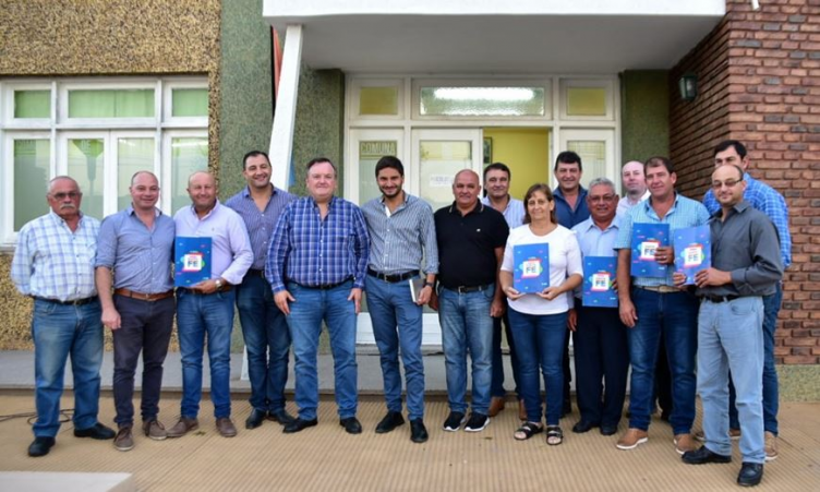 El Ministro Pullaro junto al Senador Michlig entregó aportes en Moisés Ville 