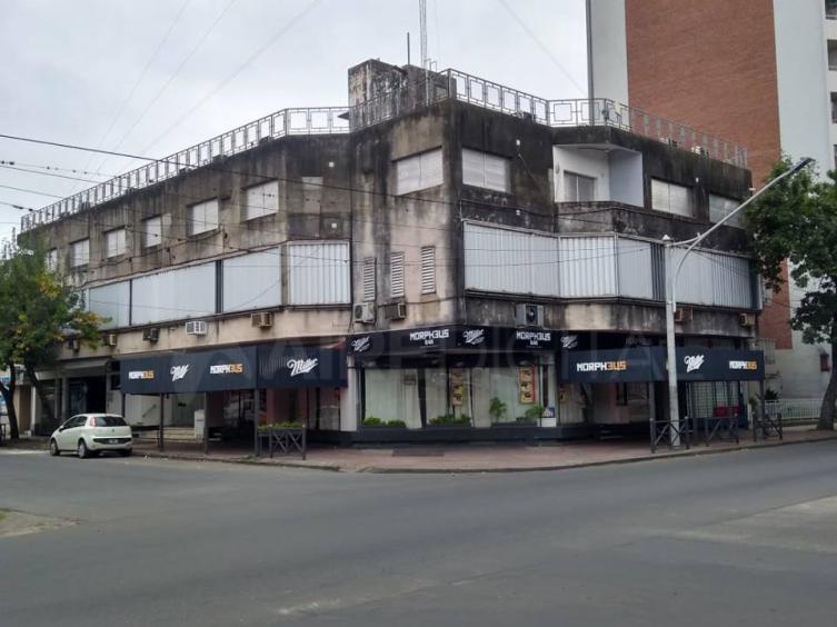 Asalto y tiroteo en un pub