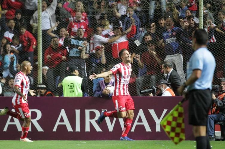 Unión pegó de entrada y le gana a Independiente del Valle
