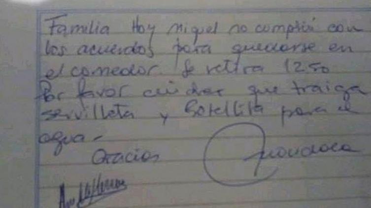 Le impidieron comer a cuatro chicos en una escuela porque les faltaba agua y servilletas