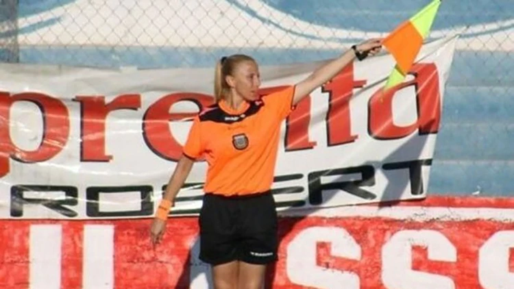 Violencia en el fútbol: quemaron con agua caliente a una jueza de línea en San Juan