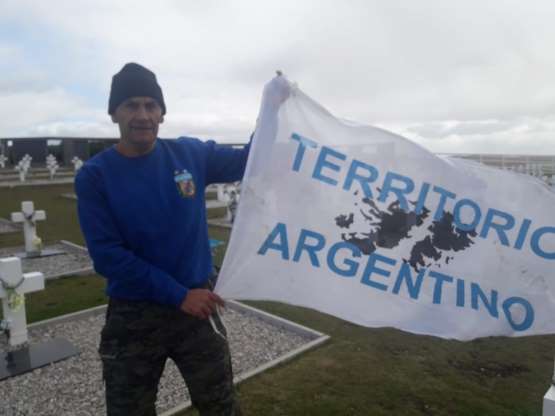  Detuvieron a un ex futbolista en Malvinas por mostrar la bandera argentina y cantar el Himno Nacional