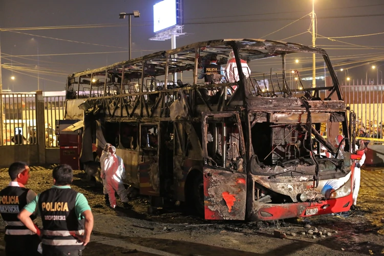  Al menos 20 muertos en el incendio de un bus en una terminal de pasajeros en Lima
