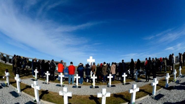 Familiares de caídos reclaman que el Estado facilite vuelos a las islas