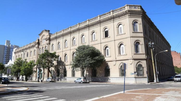 Investigan si una maestra mandó un video sexual a un alumno