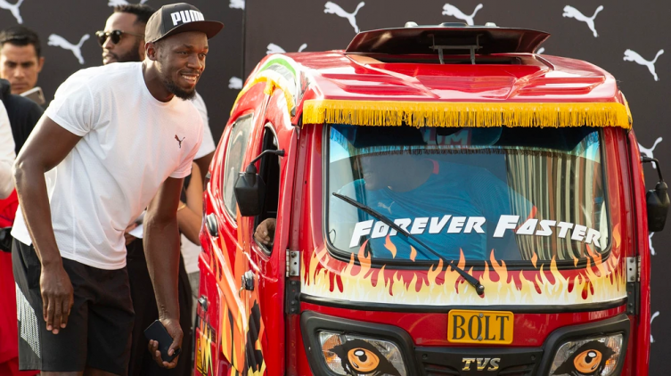 Usain Bolt corrió una divertida carrera ante un mototaxi en su visita a Perú