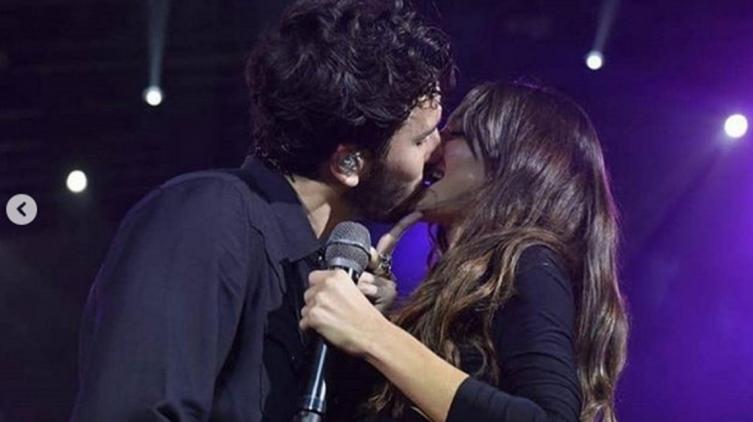 Sebastián Yatra besó a Tini Stoessel en el escenario ¿y ella quiso esquivarlo?