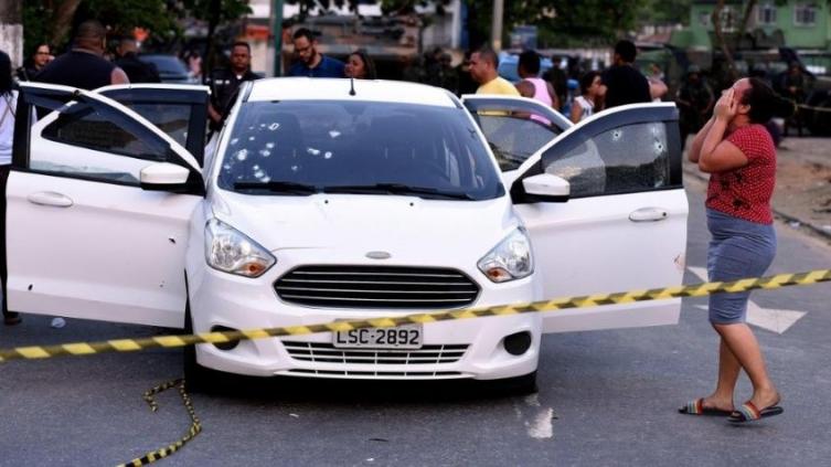 Brasil: militares acribillaron de 80 balazos y por error a una familia en un auto