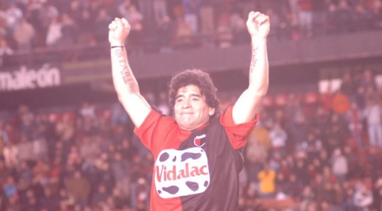 Maradona quiere dirigir en el país y se menciona a Colón entre esos equipos posibles