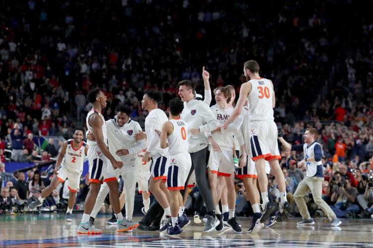 Festejo argentino en Virginia, el campeón del básquetbol universitario de EE.UU.