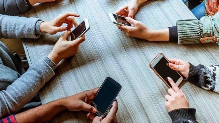 El uso excesivo del celular aleja de los amigos e incrementa el estrés