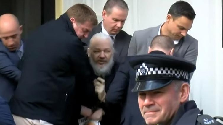 La policía británica arrestó a Julian Assange, fundador de WikiLeaks