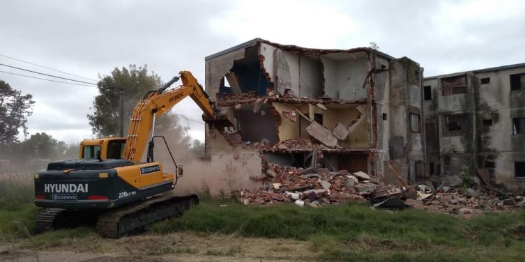 Comenzó el derrumbe de una vieja torre en barrio Acería