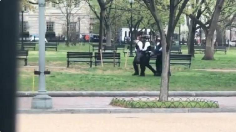 Arrestaron a un hombre que se quiso prender fuego frente a la Casa Blanca