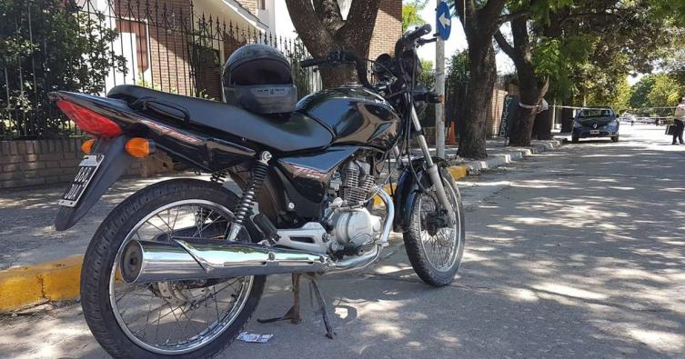 Una médica socorrió a un motochorro que le había robado