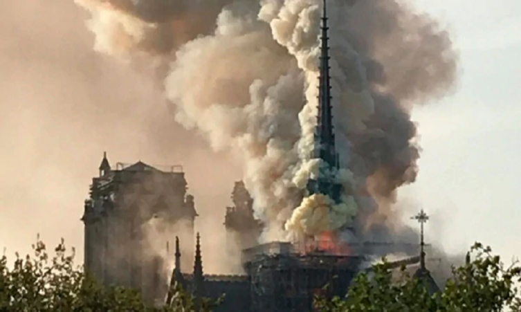 Se incendia el edificio de la catedral Notre Dame en París: se derrumbaron el techo y la aguja de la torre principal